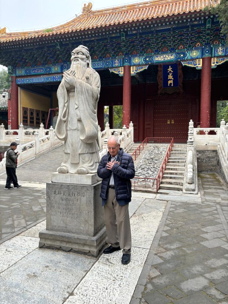 Marcelo Muñoz, en el Templo de Confucio