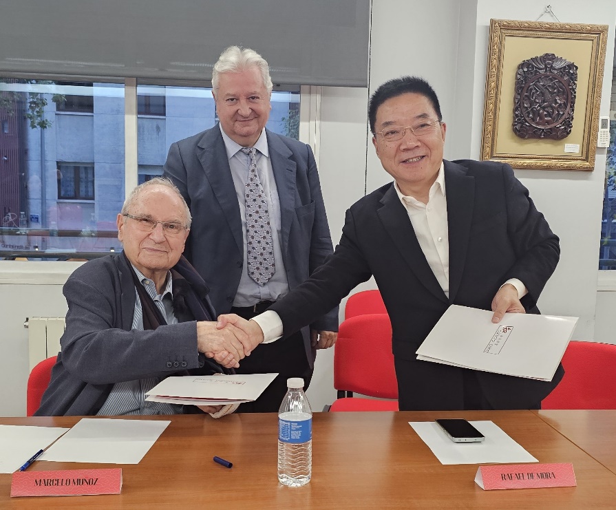 Hu Bangsheng (representando a la Delegación de la Asociación de Escritores de China) y Marcelo Muñoz (representando a Cátedra China), firmando el Memorándum de Entendimiento entre las dos partes. El evento fue coordinado por Rafael de Mora.