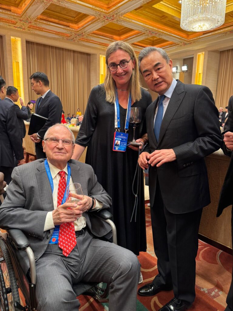  Marcelo Muñoz con Wang Yi, Ministro de Asuntos Exteriores de la República Popular China, durante el acto. Les acompaña Marta Montoro de Cátedra China