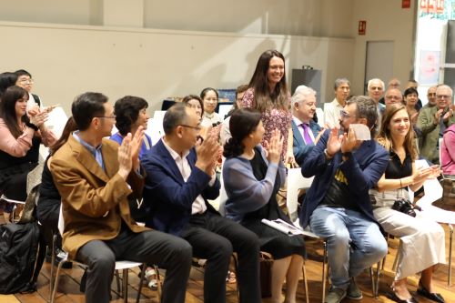 Momento en el que felicitan a Mireia Masip, en representación a la FEMTCI, por su labor en la difusión en el mundo hispanohablante.