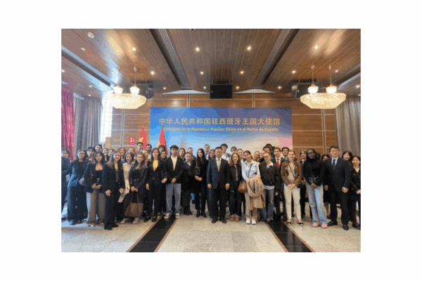 Nueva visita de estudiantes de la Universidad CEU San Pablo a la Embajada de China en el marco del proyecto «China Comienza Aquí»