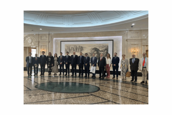 El viceministro del Departamento Internacional del Partido Comunista recibe a alcaldes españoles para mostrar el papel dialogante de China frente a las incertidumbres