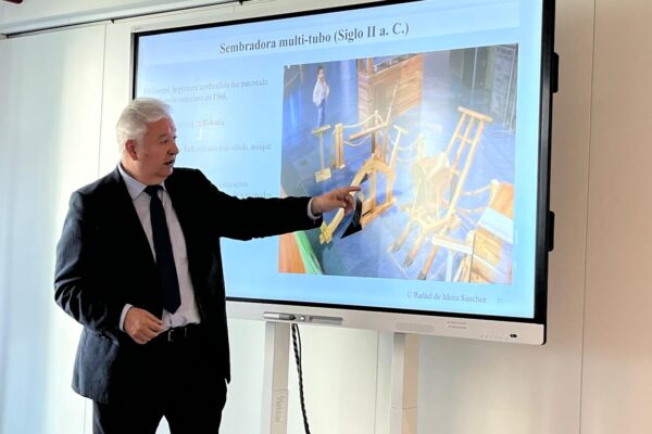 Rafael de Mora imparte la conferencia Aspectos más relevantes de la ciencia y tecnología en la antigua China, en la UAX