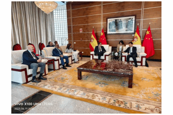 Los vicepresidentes de ACCEDER, Antonio Miguel Carmona y Augusto de Castañeda, se reúnen con el gobernador de Hainan