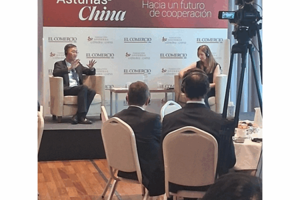 El Embajador de China, protagonista del desayuno informativo organizado en Asturias por la Fundación Catedra China y El Comercio