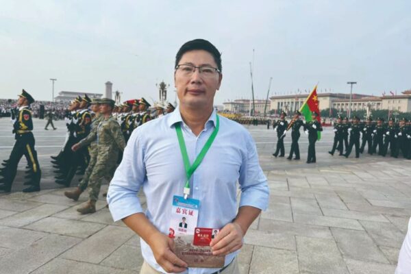 El patrono de la Fundación Cátedra China, Chen Shengli, asiste al 80.º Aniversario de la Victoria en el desfile militar de Beijing