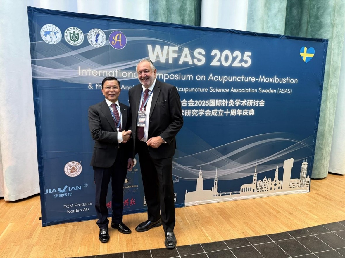 En la foto, el Dr. Ramon Maria Calduch junto con el anfitrión Dr. Yang Chungui, presidente de ASAS y director del Swedich Institute of Acupuncture and TCM