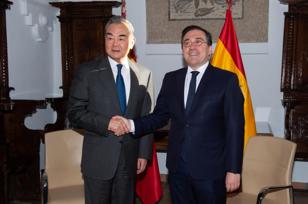 Albares se reunirá este martes con su homólogo chino, Wang Yi, en Hangzhou para reforzar la “cooperación bilateral”