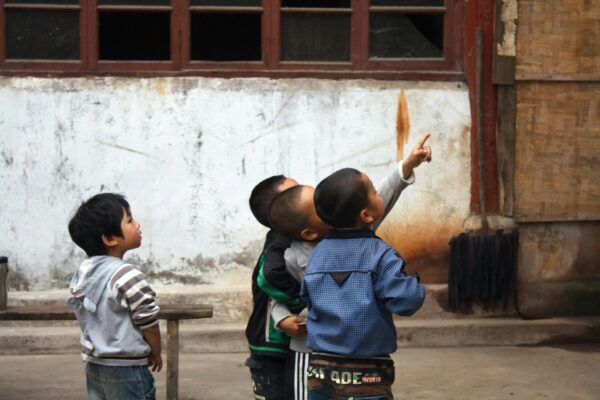China aumenta hasta un 32% las ayudas a niños y mejora el bienestar de ancianos durante el XIV Plan Quinquenal
