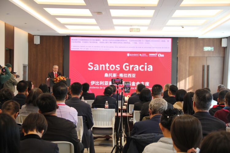 Santos Gracia, presidente de FUNIBER: «La unión entre China y el Mundo de Lenguas Española y Portuguesa es clave para garantizar una humanidad más plural y diversa”El presidente de FUNIBER destacó durante el Foro de Cooperación entre China y los Países de Lengua Española y Portuguesa que el país asiático tiene en el espacio de la Iberofonía, conformado por 900 millones de habitantes, un socio "natural" para la cooperación global