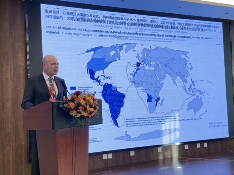 Frigdiano Álvaro Durántez: «La incorporación educativa del español por China como idioma de proyección estratégica puede contribuir a moderar una globalización cultural, lingüística y económica determinada por el inglés»Para el director de Relaciones Institucionales de la Fundación Universitaria Iberoamericana y de la Cátedra FUNIBER de Estudios Iberoamericanos y de la Iberofonía, el español y portugués pueden aparecen como un instrumento estratégico que China puede incorporar para proyectarse con mayor eficacia hacia América, Europa y África