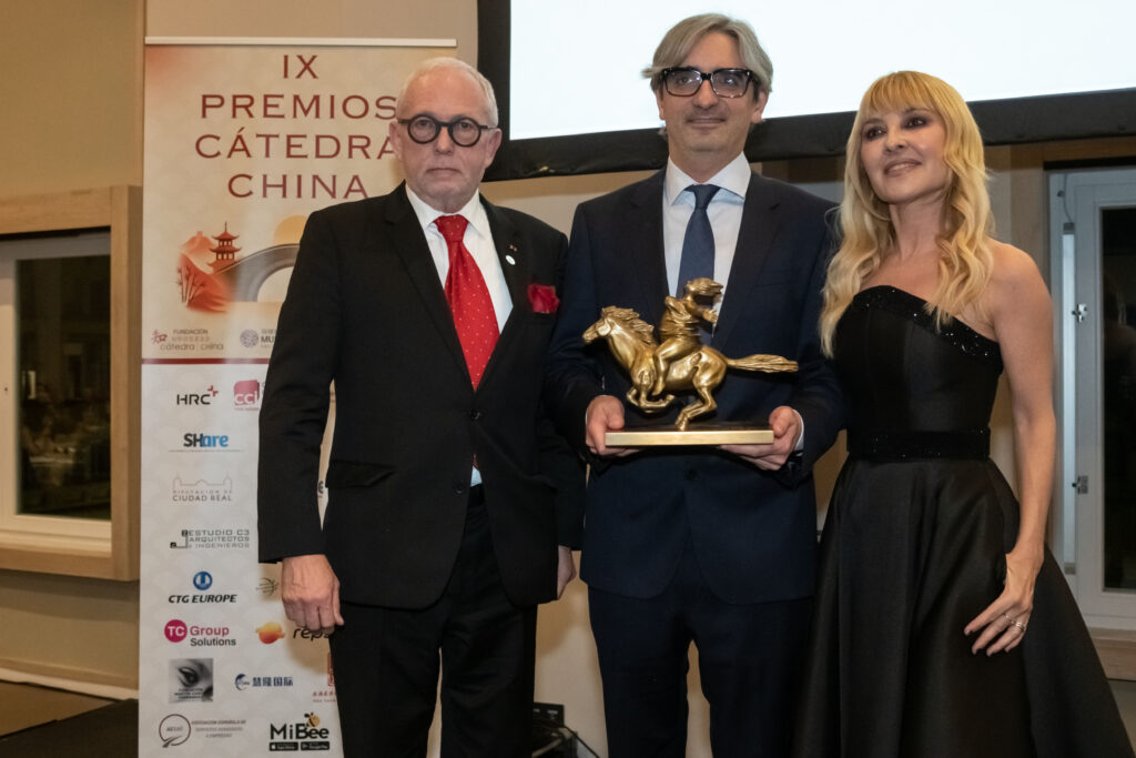 El doctor Diego González Rivas tras recoger el premio de la mano del patrono de la Fundación Cátedra China, Kurt Grosgh y la actriz Cayetana Guillén Cuervo. Foto: José Antonio Rojo