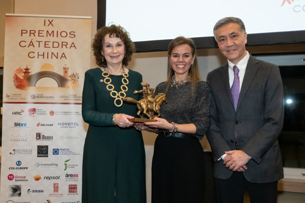 La titular del área delegada de Turismo del Ayuntamiento de Madrid, Almudena Maíllo, recibe el premio de la mano del ministro consejero de Cultura de la Embajada de la República Popular China, He Yong, y la patrona de la Fundación Cátedra China, Susan Muñoz. Foto: José Antonio Rojo