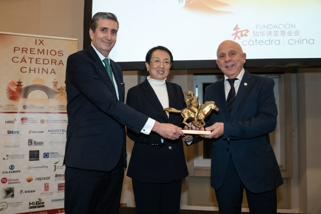 La directora general de Air China, Zhang Yinghui, junto al secretario general de ACCEDER, Vicente Pedrero, y el director del Departamento de Empresas y Organizaciones de la CEOE, Javier Calderón. Foto: José Antonio Rojo