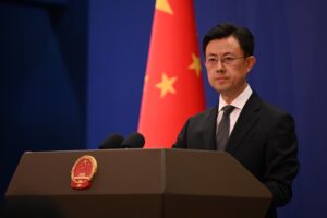Guo Jiakun, portavoz del Ministerio de Exteriores de China, explica la posición china sobre seguridad y gobernanza de la inteligencia artificial.