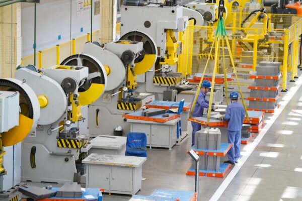Obreros trabajan en un taller de Harbin Electric Machinery Co., Ltd., en la ciudad de Harbin, capital de la provincia nororiental china de Heilongjiang, el 21 de abril de 2026. (Xinhua/Wang Song)